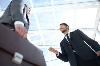 Tanınmayan işadamı ile modern bir bu bavul yakın çekim