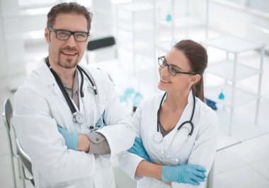 Laboratuvar arka plan üzerinde iki araştırmacı