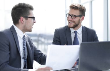 İş ortakları iş belgesini tartışıyor.