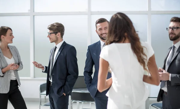 Equipe de negócios bem sucedida discutindo novas ideias — Fotografia de Stock