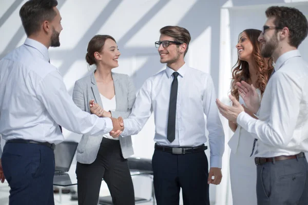 Händedruck junger Geschäftspartner im Büro. — Stockfoto