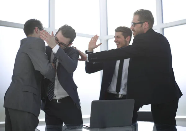 Colleghi di lavoro molto felici in piedi in ufficio — Foto Stock