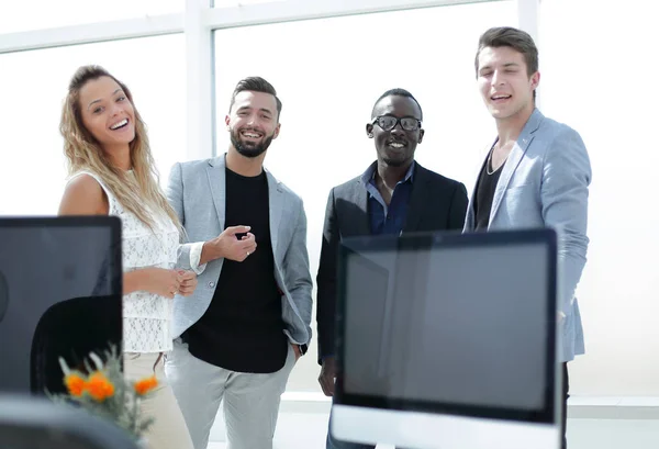 Lächelndes Geschäftsteam im Büro — Stockfoto