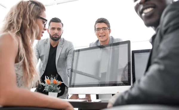 Team aziendale sul posto di lavoro . — Foto Stock