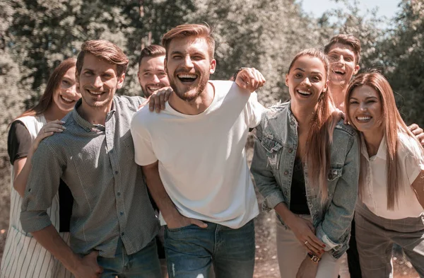 Bir grup arkadaşıyla parkta arka plan üzerinde portresi — Stok fotoğraf