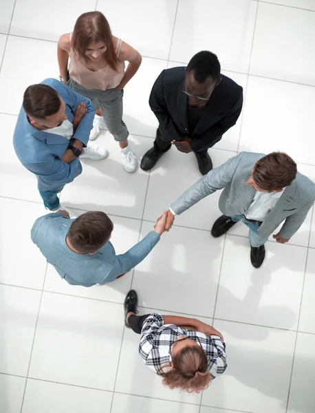 Gli uomini d'affari si incontrano in ufficio vista dall'alto — Foto Stock