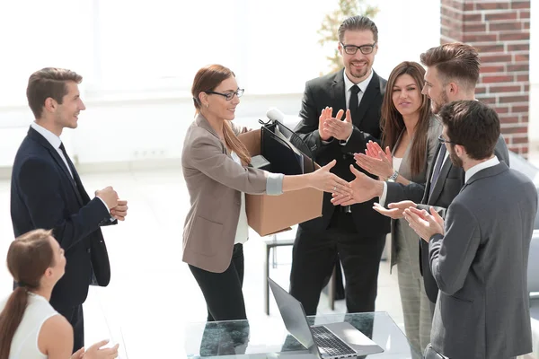 Obchodní tým vítá nového zaměstnance s potleskem — Stock fotografie