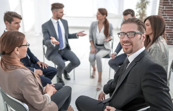 Close up.businessman y los empleados de la empresa en una reunión de negocios — Foto de Stock