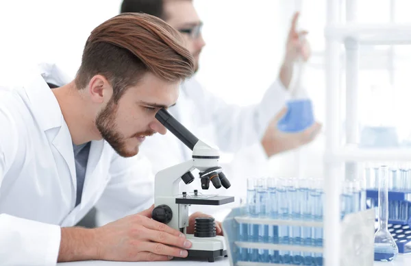 Pesquisador masculino realizando pesquisa científica em laboratório — Fotografia de Stock