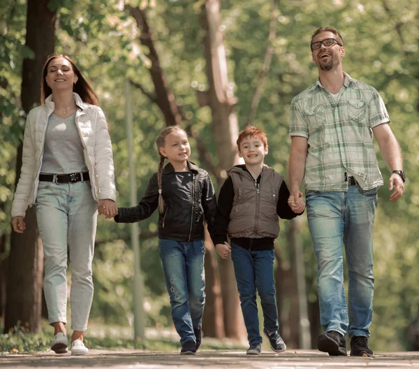 Parents with children are on the path of the city Park — Stock Photo, Image
