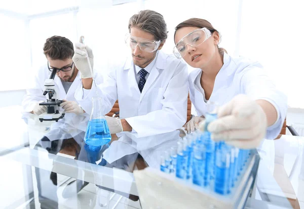 Cientista segurando tubo de ensaio ou algum equipamento de ciência — Fotografia de Stock