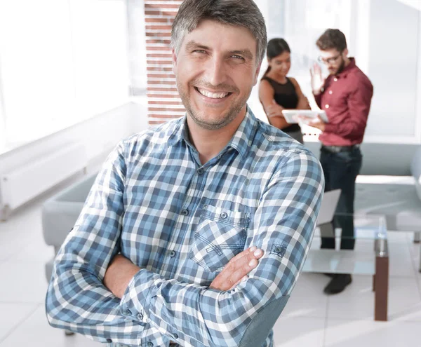 Sonriente hombre de negocios maduro en primer plano camisa a cuadros — Foto de Stock