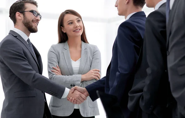 Geschäftspartner schütteln Hände — Stockfoto