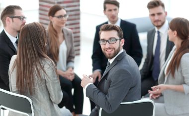 iş arkadaşları bir daire içinde oturan bir genç yaş