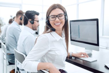 Genç Çağrı Merkezi çalışanı modern bir ofiste çalışıyor