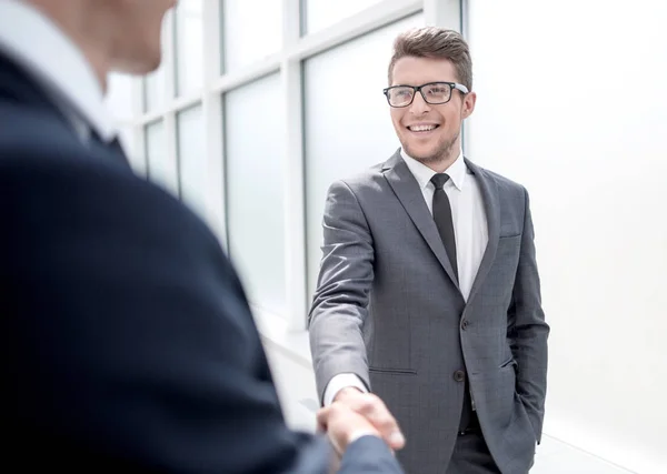 Manager Begroet Klant Met Een Handshake Concept Van Partnerschap — Stockfoto