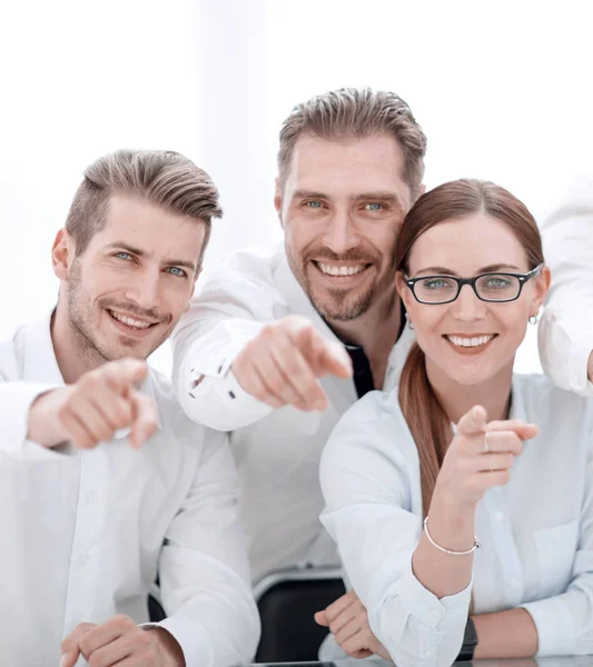 Lächelndes Business-Team zeigt auf Sie — Stockfoto