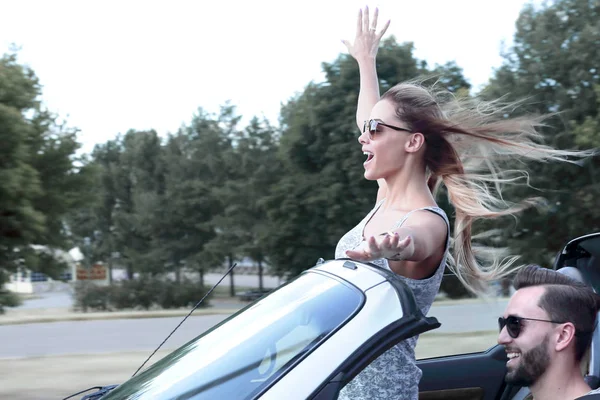 Boldog fiatal nő élvezi egy kört egy kabrió autó — Stock Fotó
