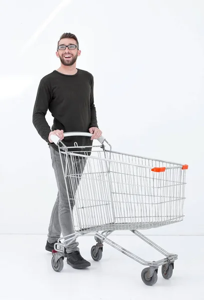 쇼핑 카트 단계 앞으로 젊은 남자 — 스톡 사진