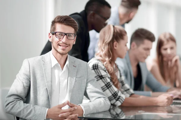 Masculino Chefe Dirigindo Reunião Torno Mesa Quarto — Fotografia de Stock