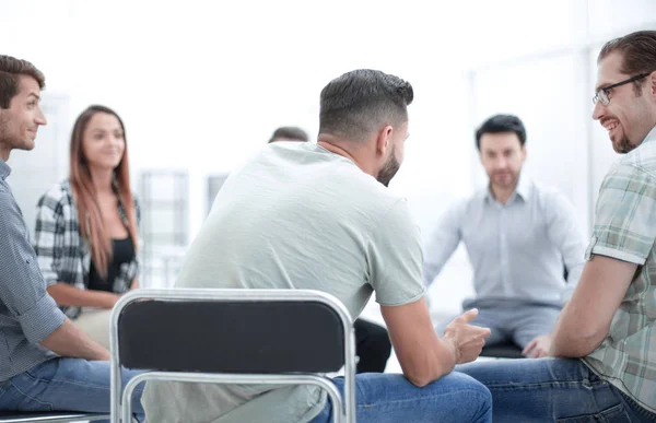 Equipo de negocios discutiendo tareas actuales — Foto de Stock