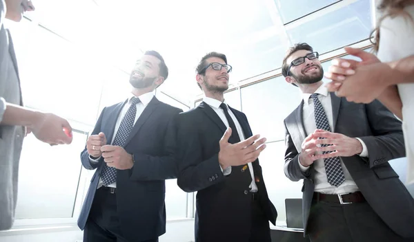 Equipe de negócios discute algo enquanto está no escritório . — Fotografia de Stock