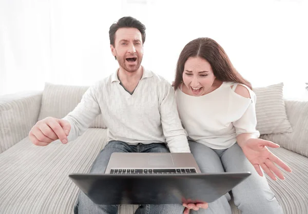 Παντρεμένο ζευγάρι, παρακολουθώντας το αγαπημένο σας πρόγραμμα σε έναν φορητό υπολογιστή — Φωτογραφία Αρχείου