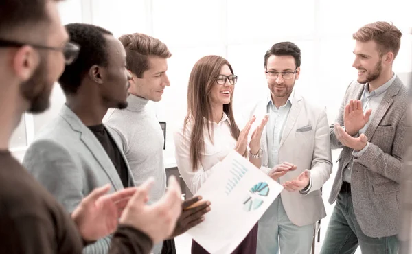 Stäng up.business team applåderar stående på kontoret — Stockfoto