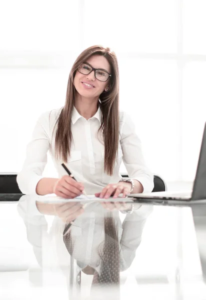 Framgångsrik affärskvinna som sitter på kontoret skrivbord — Stockfoto