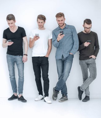 Tamamen büyümüş. Akıllı telefonları olan bir grup arkadaş.