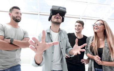 Test yeni teknolojileri. Çekici genç kadın Vr kulaklık g