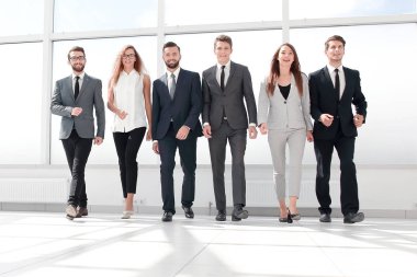 başarılı iş ofis lobisinde yürüyüş