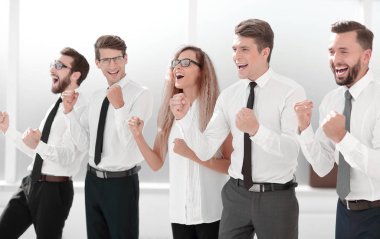 Mutlu iş ekibi başarılarını kutluyor.