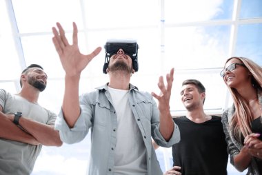 Doktor insan iskeletini incelemek için artırılmış gerçeklik gözlüğü kullanıyor.