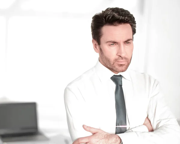 Κλείστε up.pensive επιχειρηματίας στέκεται στο γραφείο. — Φωτογραφία Αρχείου