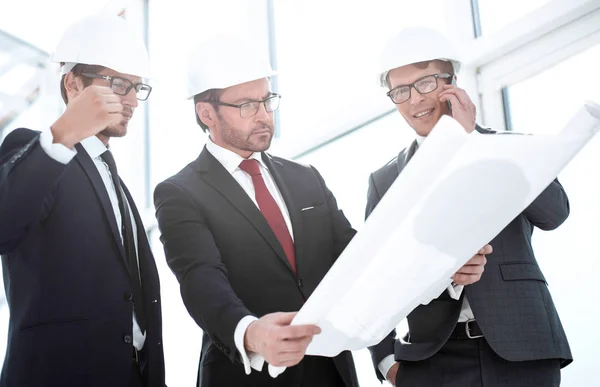 Empresarios y arquitectos inspeccionan el nuevo edificio —  Fotos de Stock