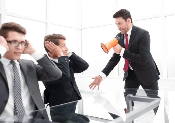 Szigorú üzletember ordibál kollégák egy üzleti tárgyalás közben — Stock Fotó