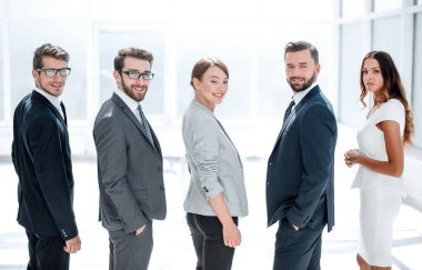 Arka manzara. İş ekibi gülümsüyor ve kameraya bakıyor.