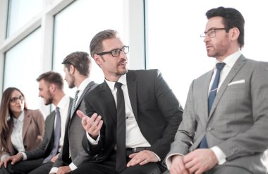 konuşuyor ve işaret belgili tanımlık pencere, oturdu çalışanlar yakınındaki.