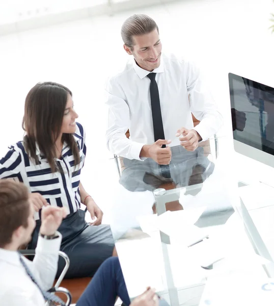 Hombre de negocios rueda su reunión con el equipo de negocios — Foto de Stock