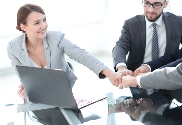 Team di lavoro che lavorano insieme in ufficio — Foto Stock