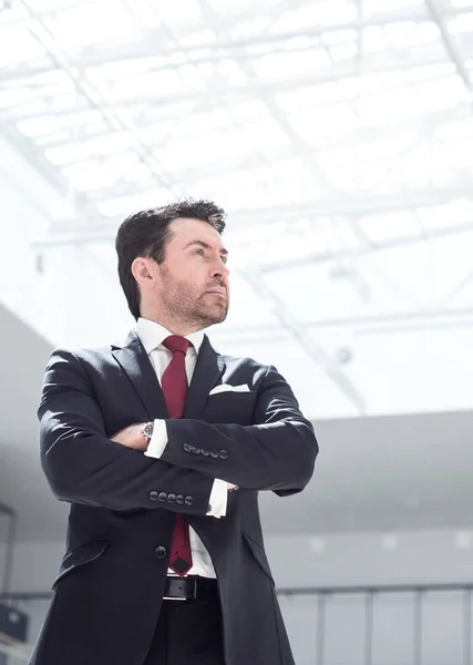 Homme d'affaires confiant debout dans un bureau spacieux — Photo