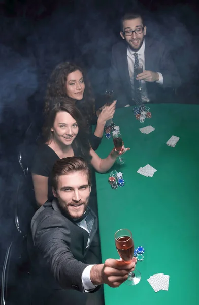 坐在赌场桌上的朋友群 — 图库照片