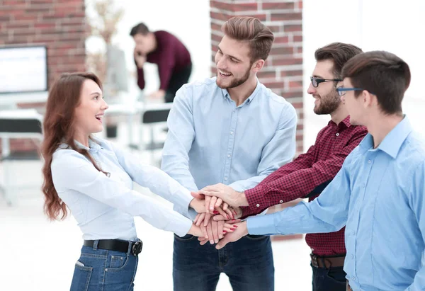 Gruppe von Menschen Hand in Hand partnerschaftliche Teamarbeit. — Stockfoto