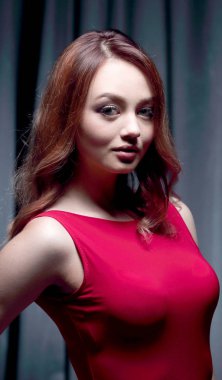 Karanlık bir arka plan üzerinde Kırmızı elbiseli kız