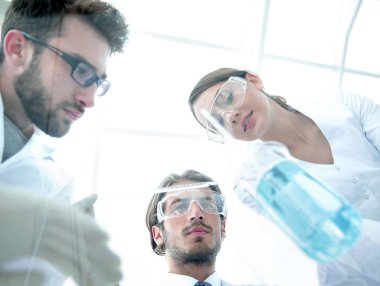 Laboratuvarda bir grup öğrenci.