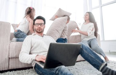 freelancing onun ev .en kavramı bir dizüstü bilgisayar üzerinde çalışan up.a başarılı erkeğin kapatın