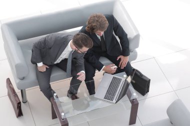 dizüstü bilgisayarda veri tartışırken iş arkadaşları.