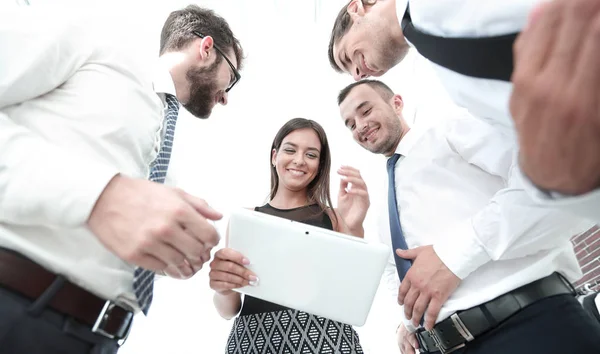 Vue du bas de l'équipe d'affaires regardant tablette numérique — Photo