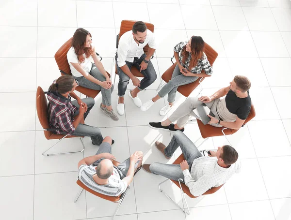 Equipe criativa sentado na sala de aula para a formação de equipe — Fotografia de Stock